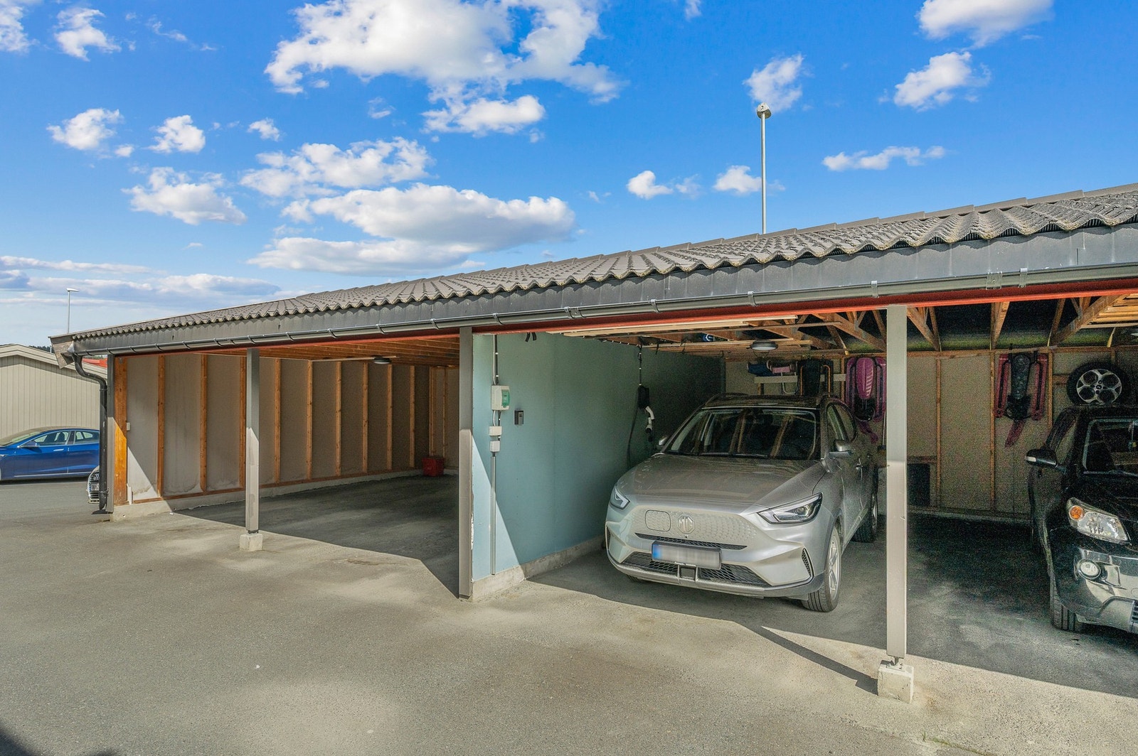 Med leiligheten følger det fast parkeringsplass i carport med el-billader. Galleribilde