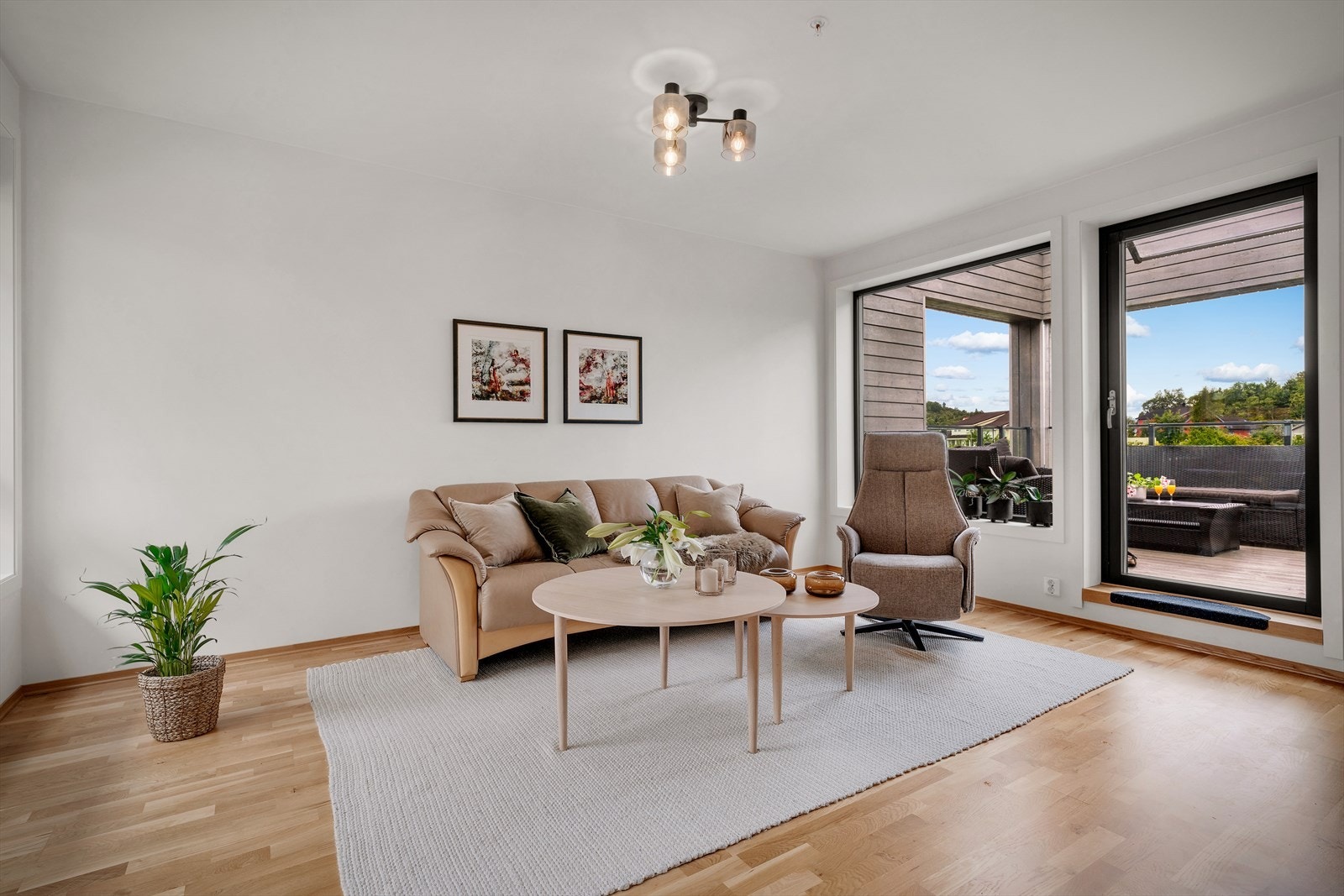 - Boligen går over to plan og har et innvendig bruksareal på 99 m² - Galleribilde