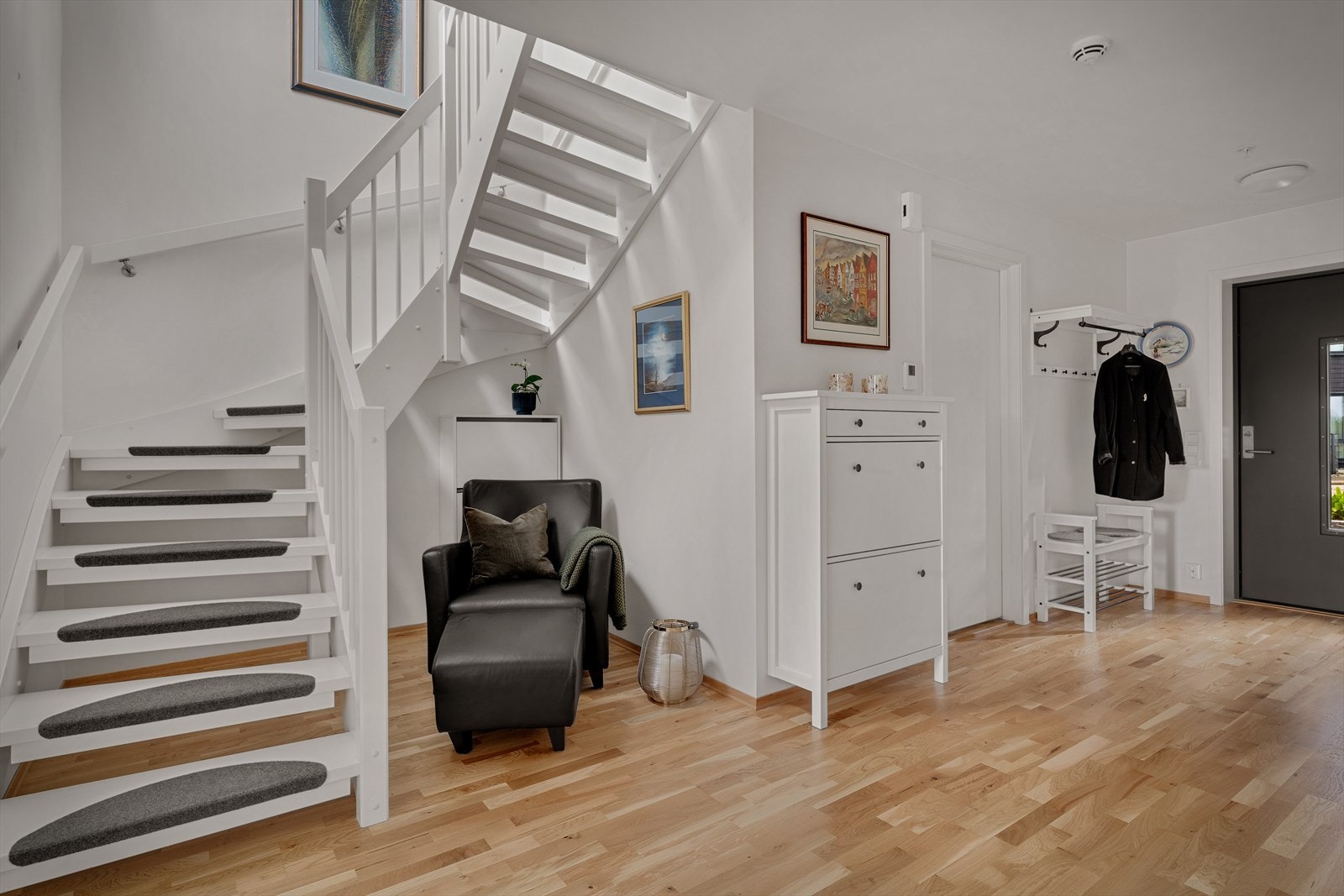 - Romslig entré/gang på hele 16,2 m² - Galleribilde