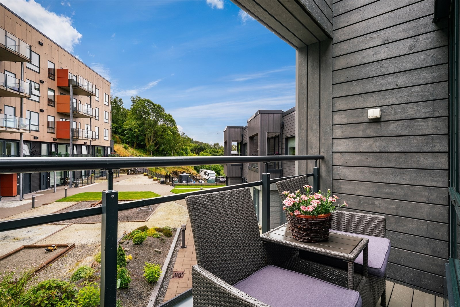 - Denne terrassen måler 2,9 m² og er vendt mot sameiets fellesarealer - Galleribilde