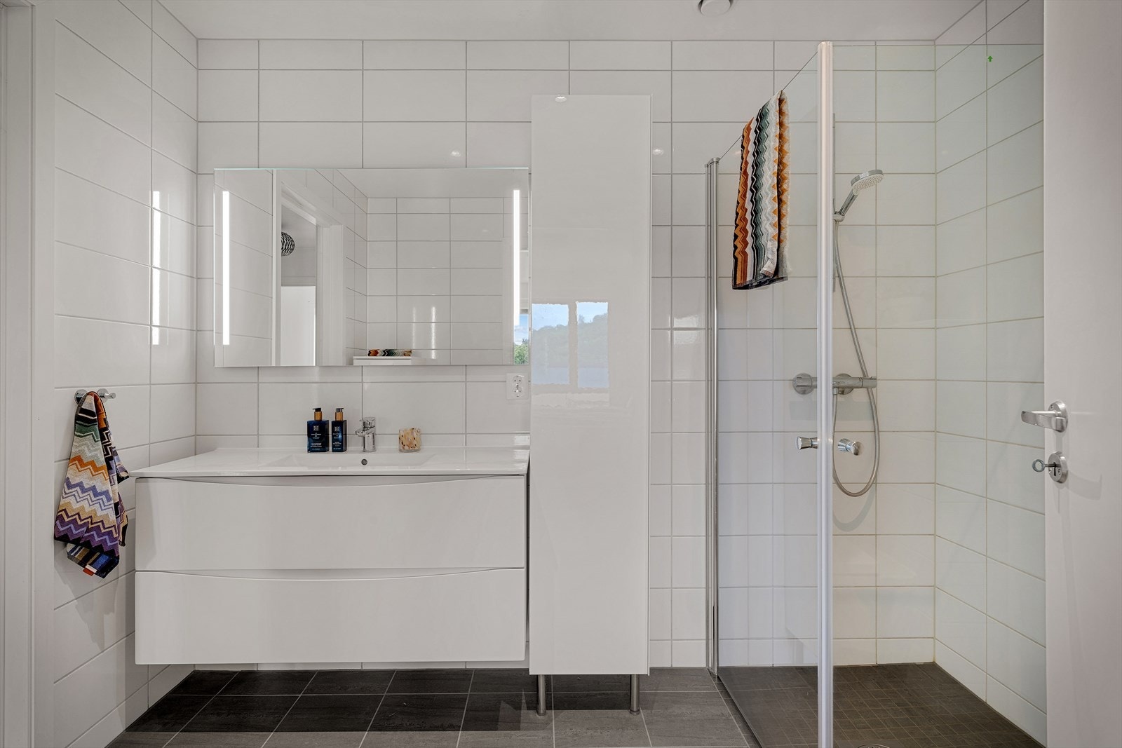- Helfliset baderom med behagelig varme i gulvet. Tilkomst til badet fra både soverommet og gangen - Galleribilde
