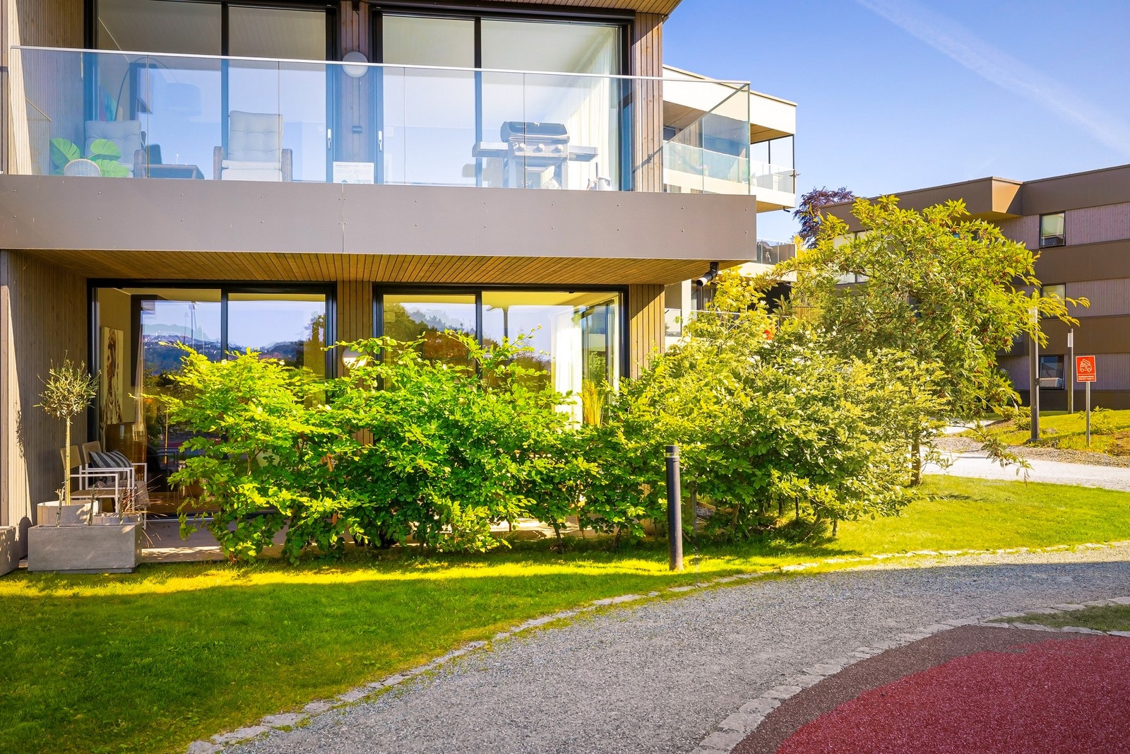 Terrasseleiligheten har en superkoselig beliggenhet internt i laget. Her vender den også mot sør/vest, og har gode solforhold. Galleribilde