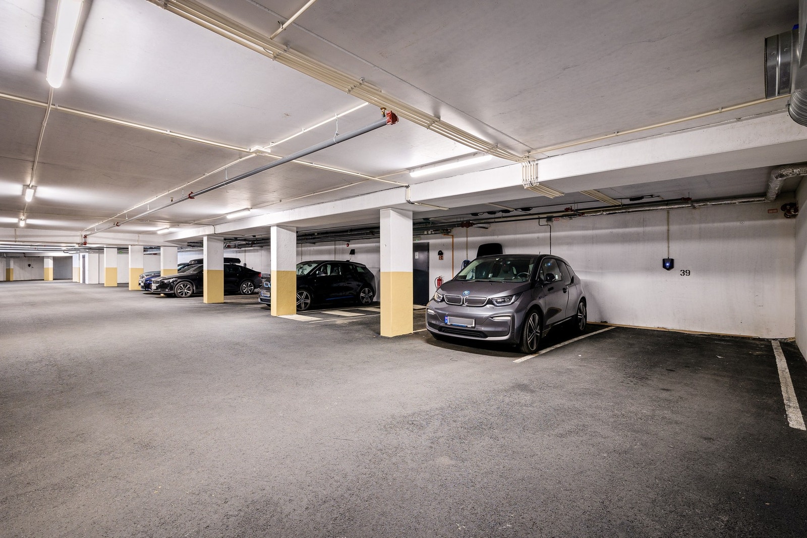 Det er ledige garasjeplasser med elbillader - kontakt megler om du ønsker å kjøpe plass. Galleribilde