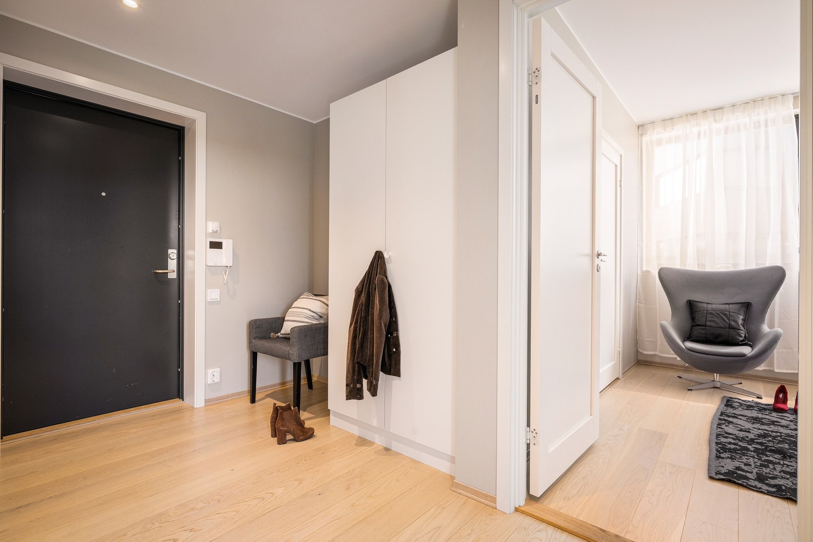 Gangen/entre med gode muligheter for oppbevaring. Det følger også en ekstern bod i garasjekjelleren på 5 kvm. Galleribilde