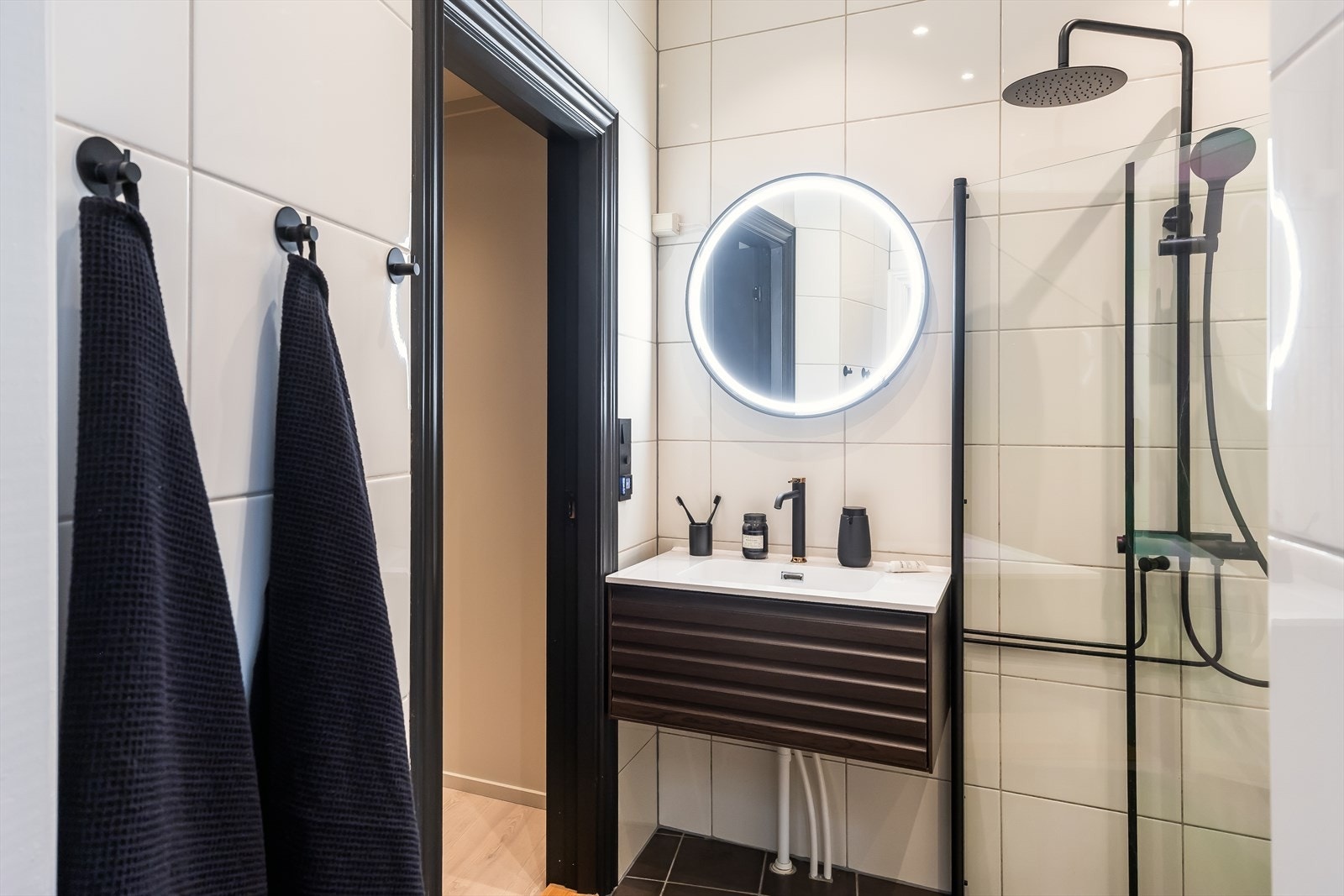 Badet har ny innredning, blandebatteri, dusjdører, dusjarmatur og speil med lys. Galleribilde