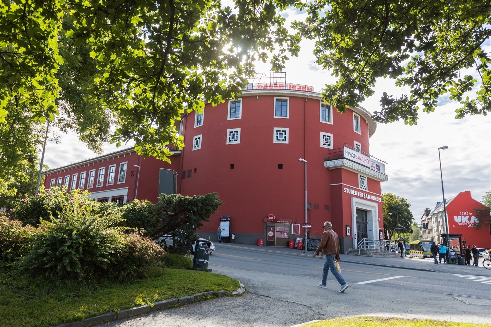Studentersamfundet ligger kun rett over gata fra leiligheten. Samfundet er et populært samlingssted for byens studenter, og arrangør for flere ulike arrangementer gjennom skoleåret. Galleribilde
