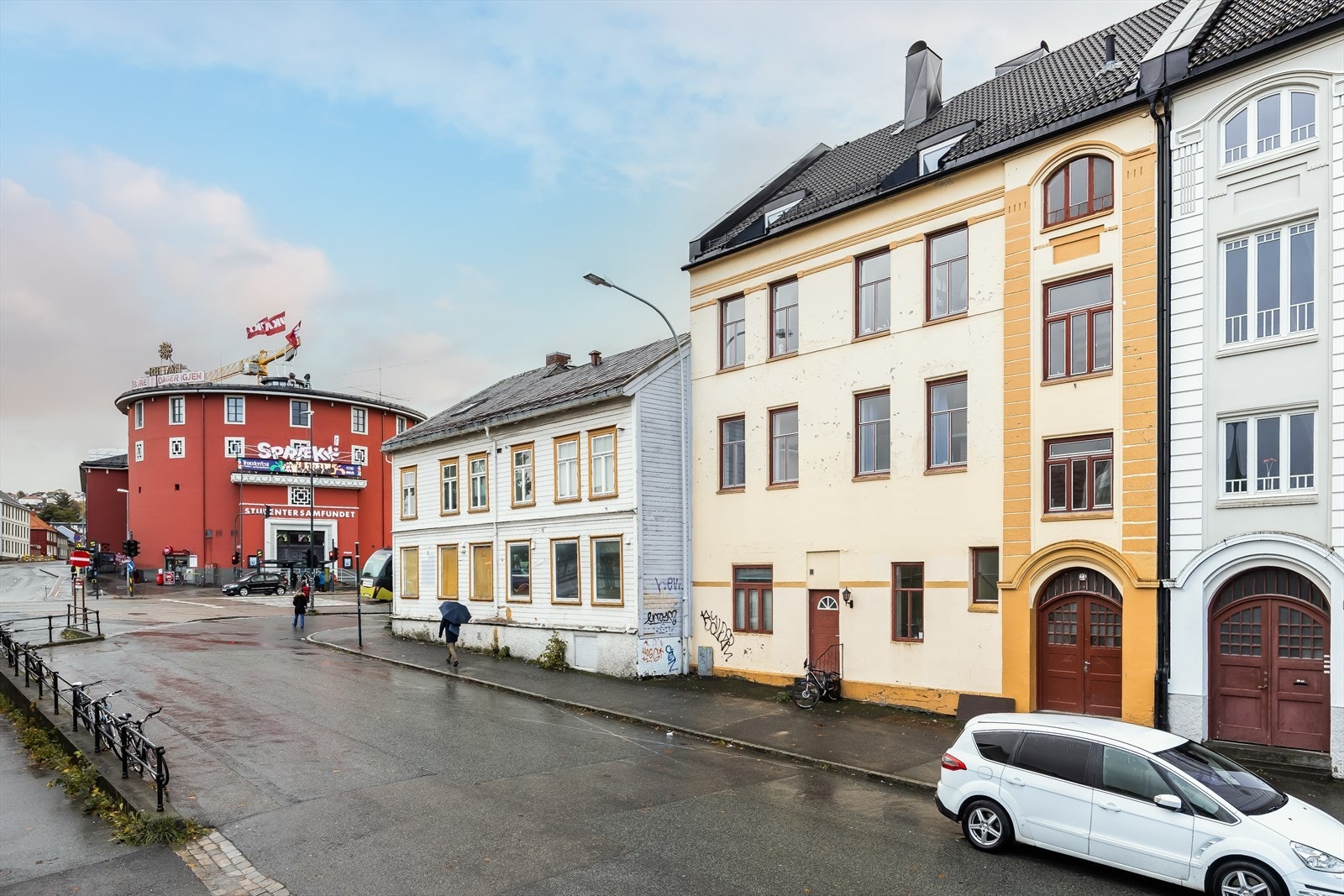 Fasade. Det er mulighet for soneparkering i Klostergata etter gjeldende bestemmelser fra Trondheim kommune. Galleribilde
