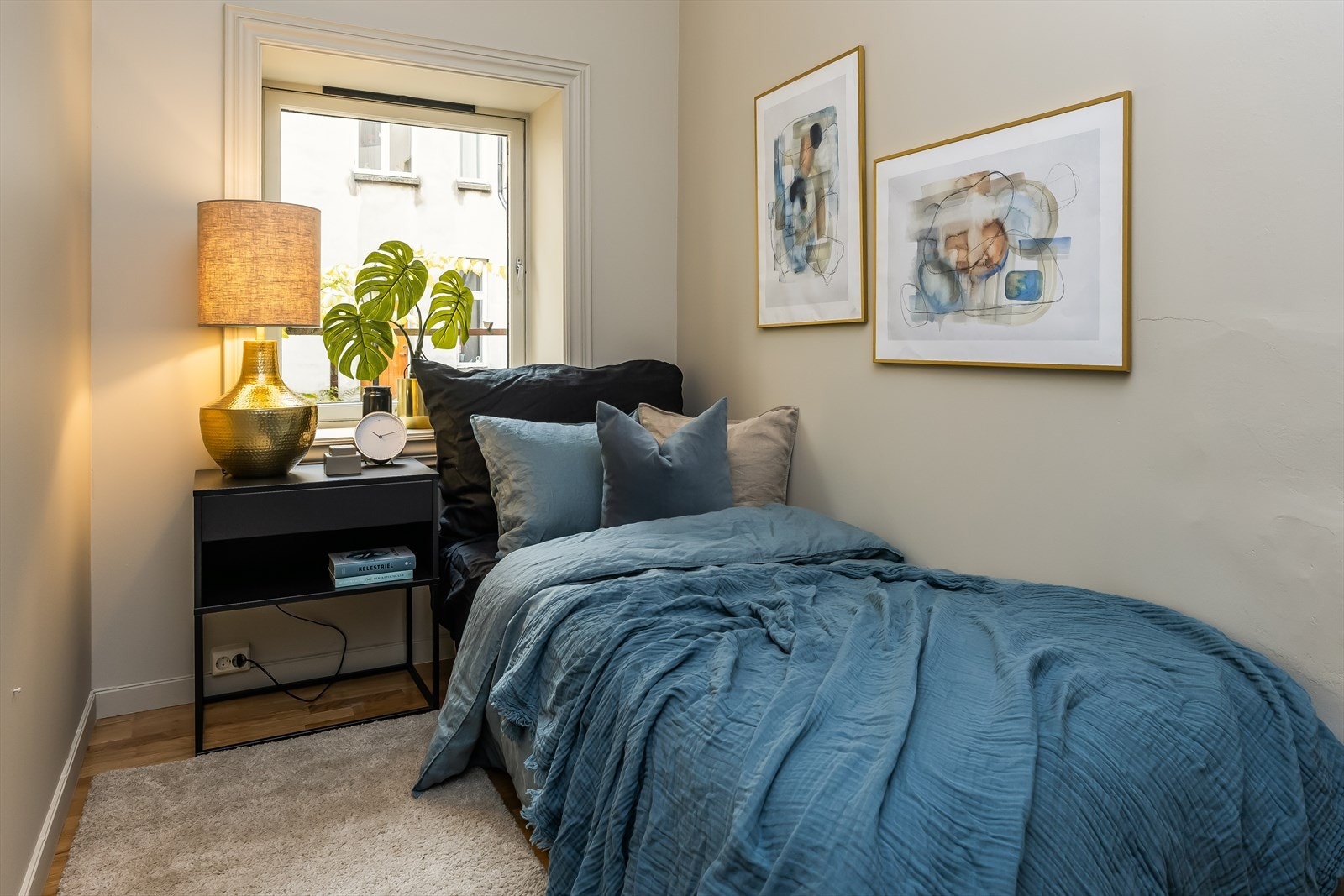 Det andre soverommet er på 6m² og vender også ut mot bakgård. Galleribilde
