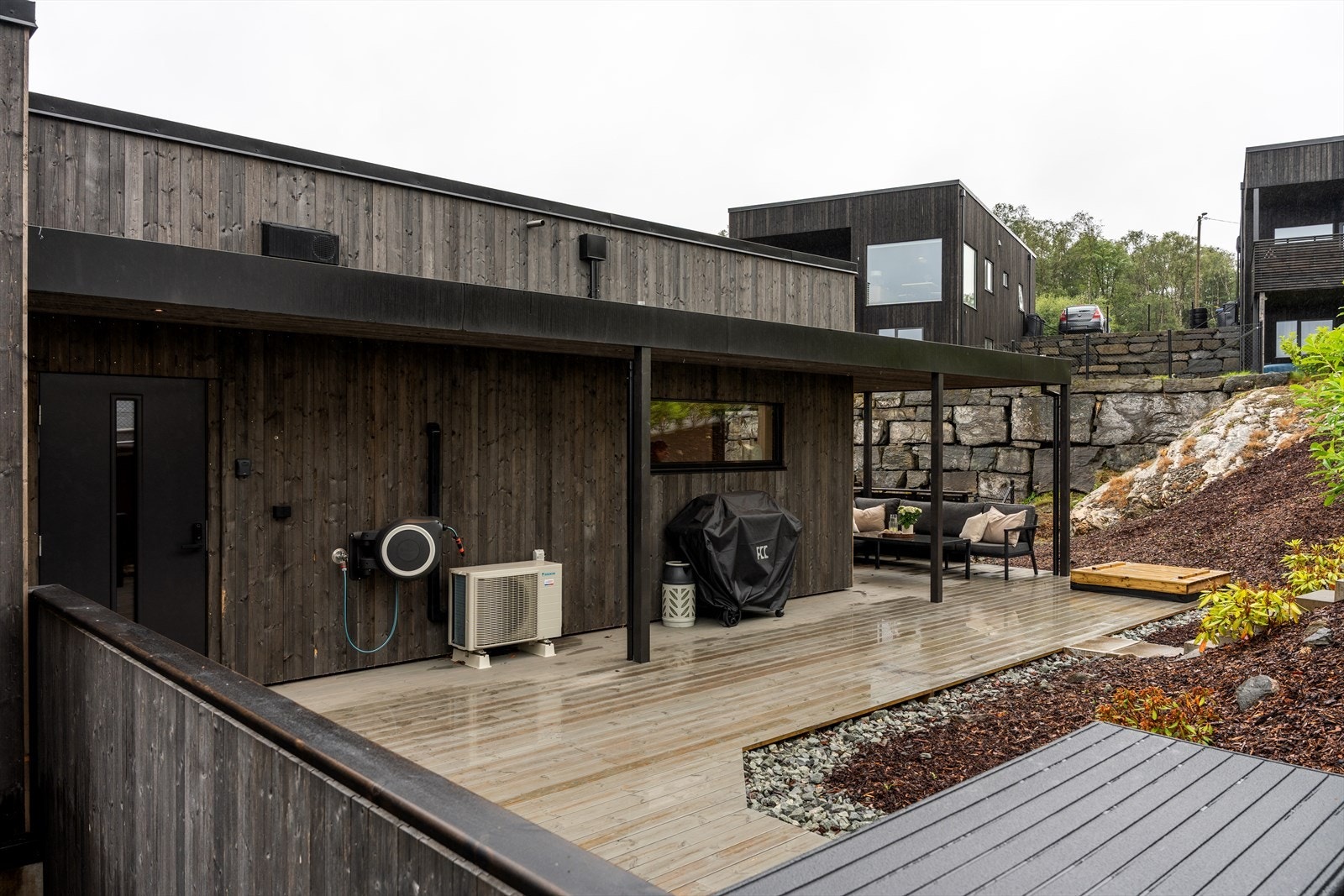 Terrasse m/utsikt, dels overbygg pg utebelysning Galleribilde