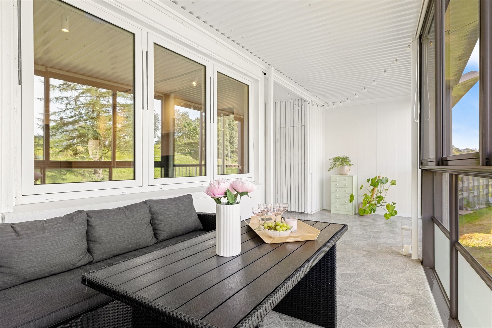 Balkongen fungerer som en naturlig forlengelse av stuen, og stod nyoppført i 2007. Galleribilde