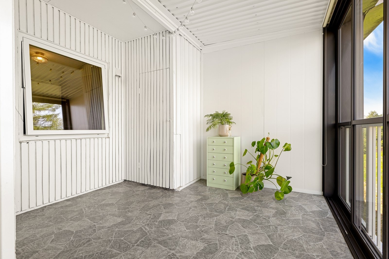 Fra balkongen er det tilkomst til en praktisk bod. Galleribilde