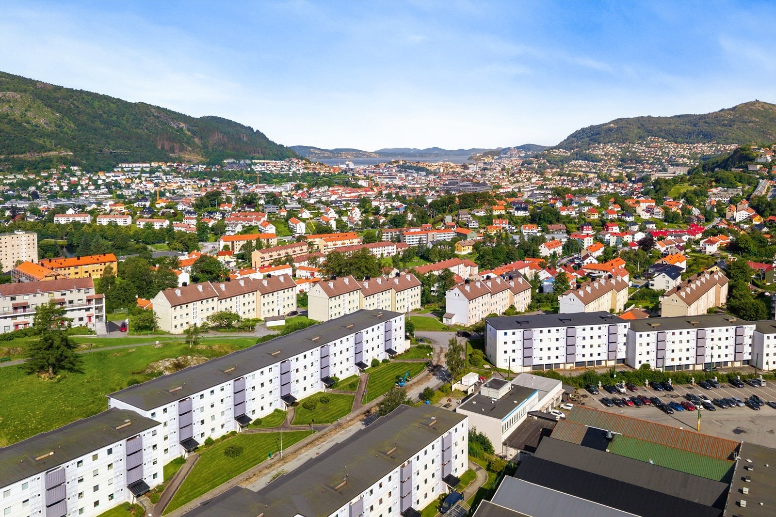Boliglaget har noen parkeringsplasser og garasjeplasser som leies ut til beboerne. Parkeringsplass og garasjeplass tildeles etter venteliste. For øvrig er det parkering i offentlig vei (ikke soneparkering). Galleribilde