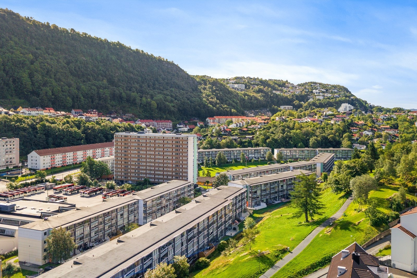 Tomten er felles for boliglaget, og er foruten eiendommens bygningsmasse opparbeidet med div. interne veier, lekeplass, grøntarealer, frukttrær og div prydbusker/beplantning. Galleribilde