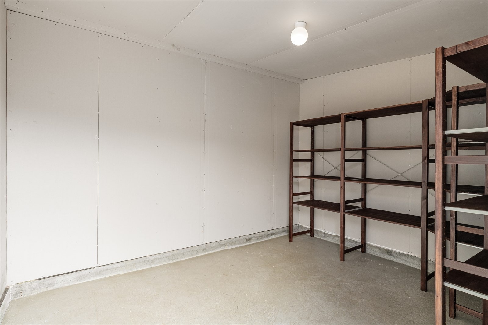 Frittstående utebod på 10 m² gir ekstra lagringsplass. Galleribilde
