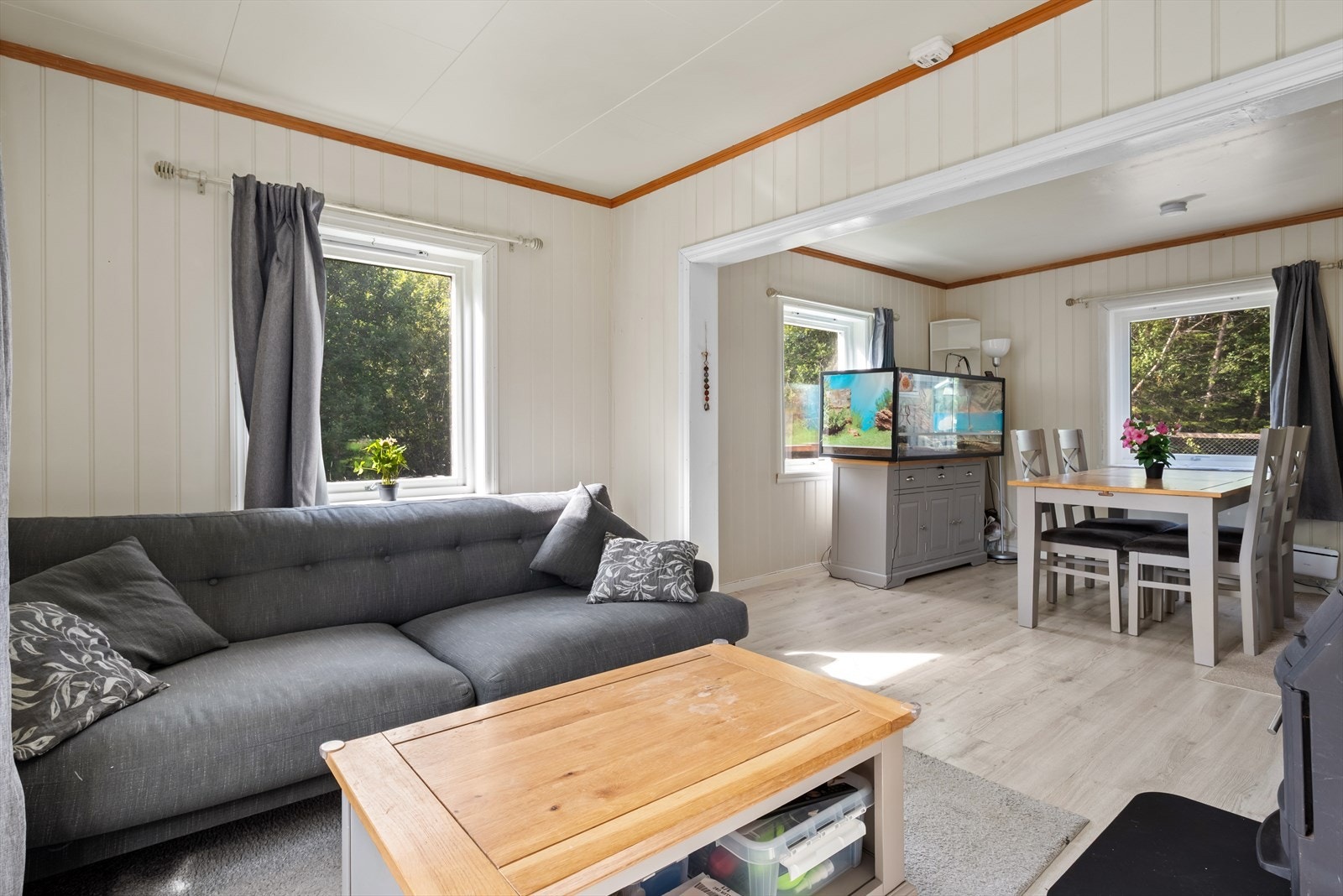 Malt panel på vegg og laminat på gulv. Galleribilde