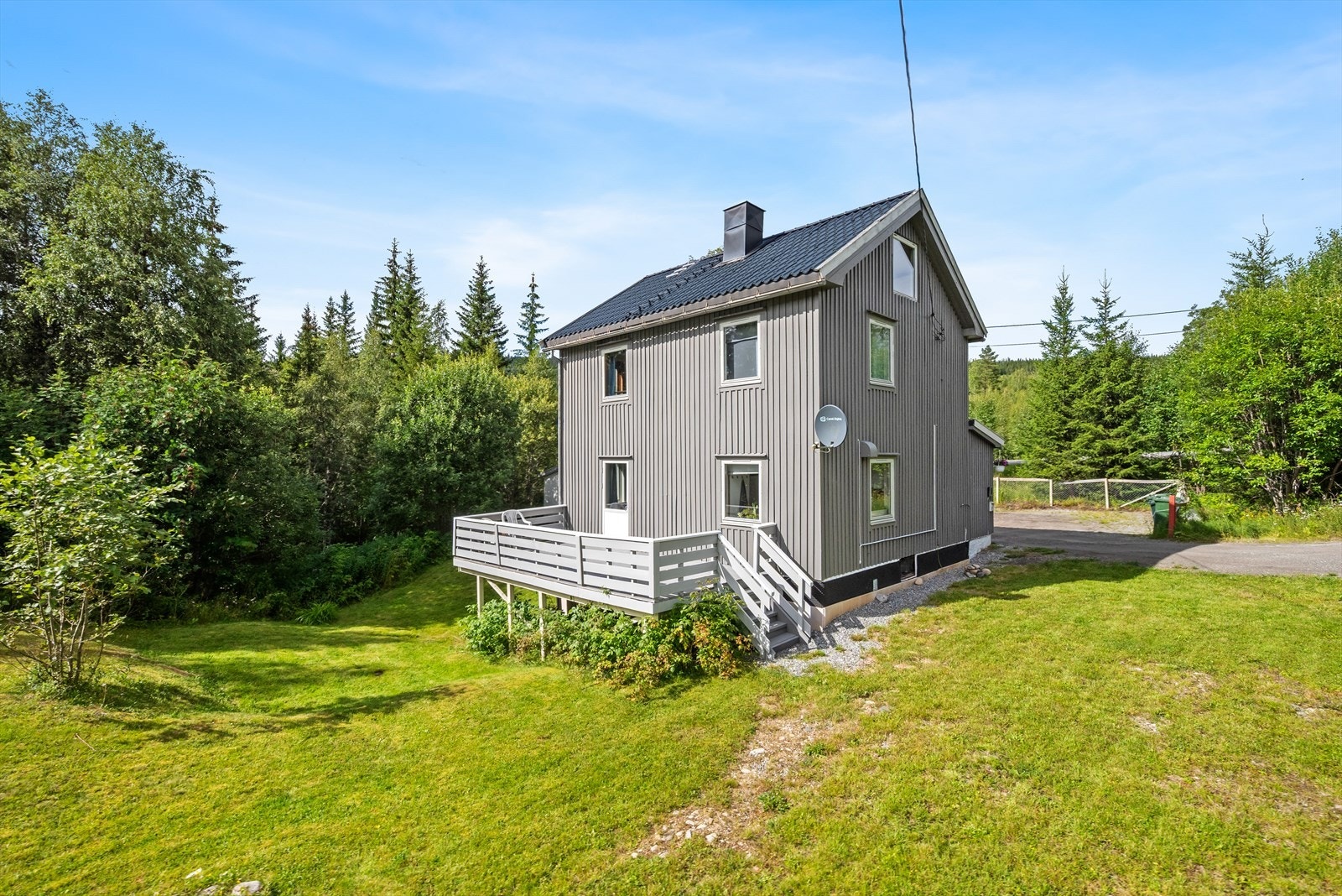 Velkommen til Rørosveien 3548! Heimdal Eiendomsmegling v/Berit Dalen Hammer har gleden av å presentere en familiebolig med stor eiendomstomt og landlig beliggenhet. Foto: Interiørfoto v/Haukdal. Galleribilde
