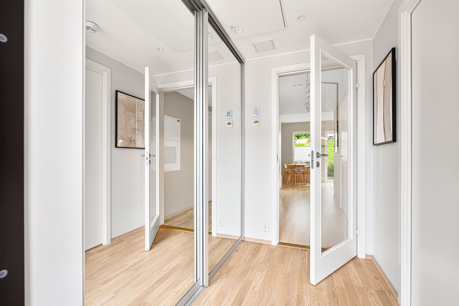 Praktisk entré på 4 kvm. innredet med skyvedørsgarderobe for oppbevaring av yttertøy. Galleribilde