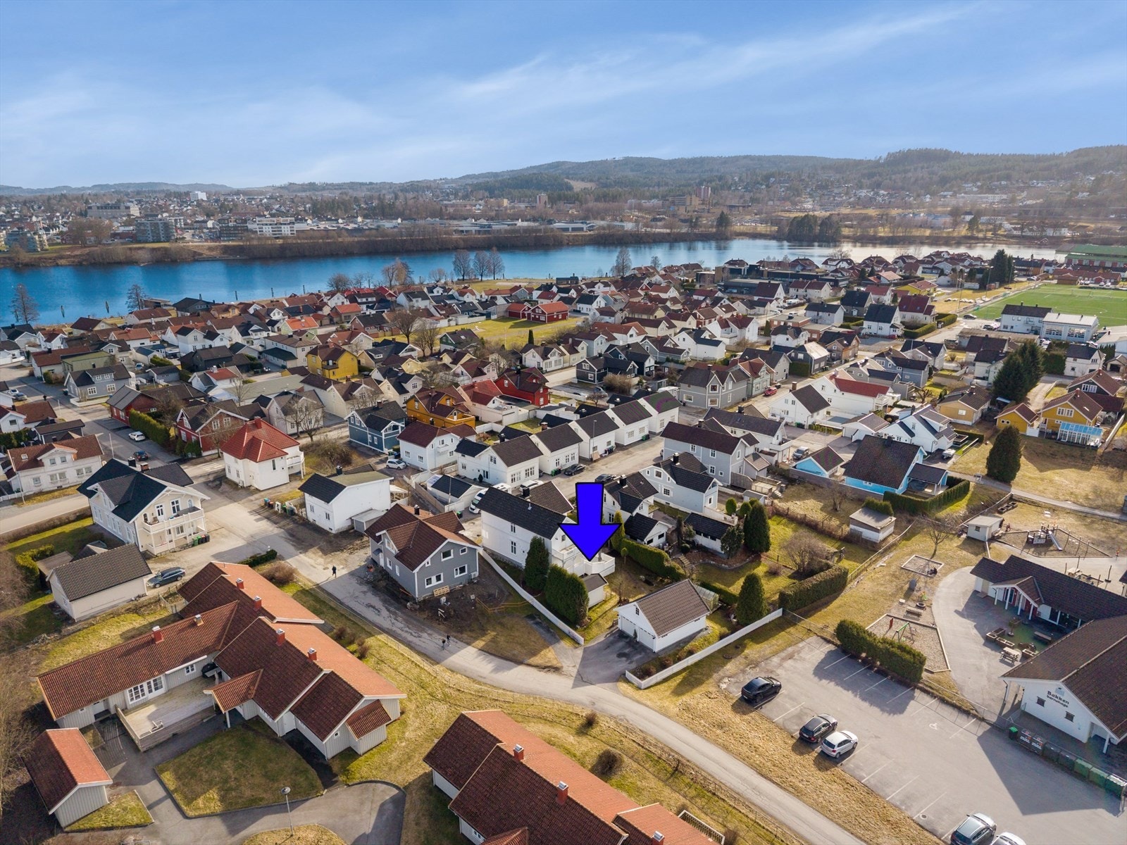 Eiendommens plassering byr på tilgang til gode oppvekstvilkår med trygge veier til skoler og barnehage et steinkast unna. Det er også en kort spasertur til bl.a. lekeplasser, fritidsaktiviteter, idrettsanlegg, Skagerak Arena, kino m.m. Galleribilde