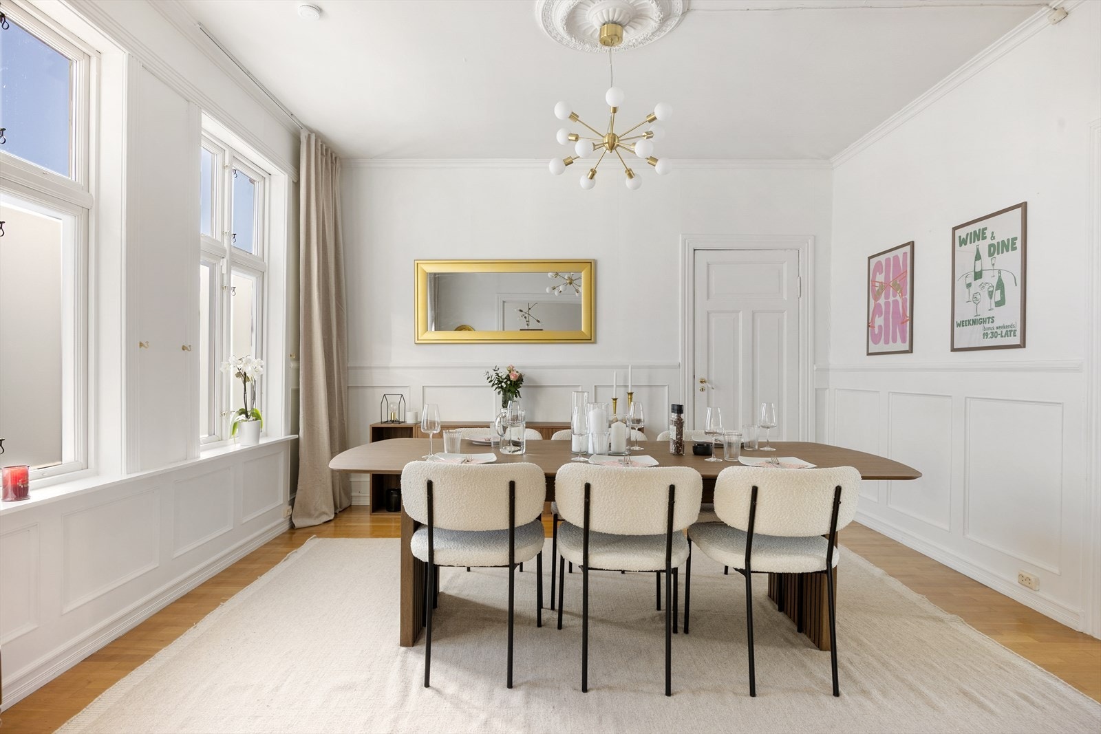 Det andre rommet passer utmerket som spisestue, hvor familien kan samles for hyggelige måltider rundt et langbord. Galleribilde