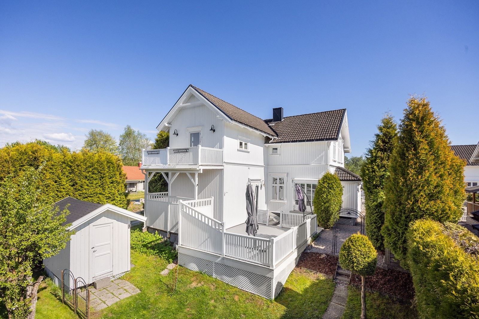Vakre uteområder, med hagebod, drivhus og frodig beplantning i en inngjerdet hage. Varme dager nytes til det fulle på to herlige uteplasser; en romslig terrasse ved inngangen og på en trivelig balkong med vidstrakt utsikt. Galleribilde