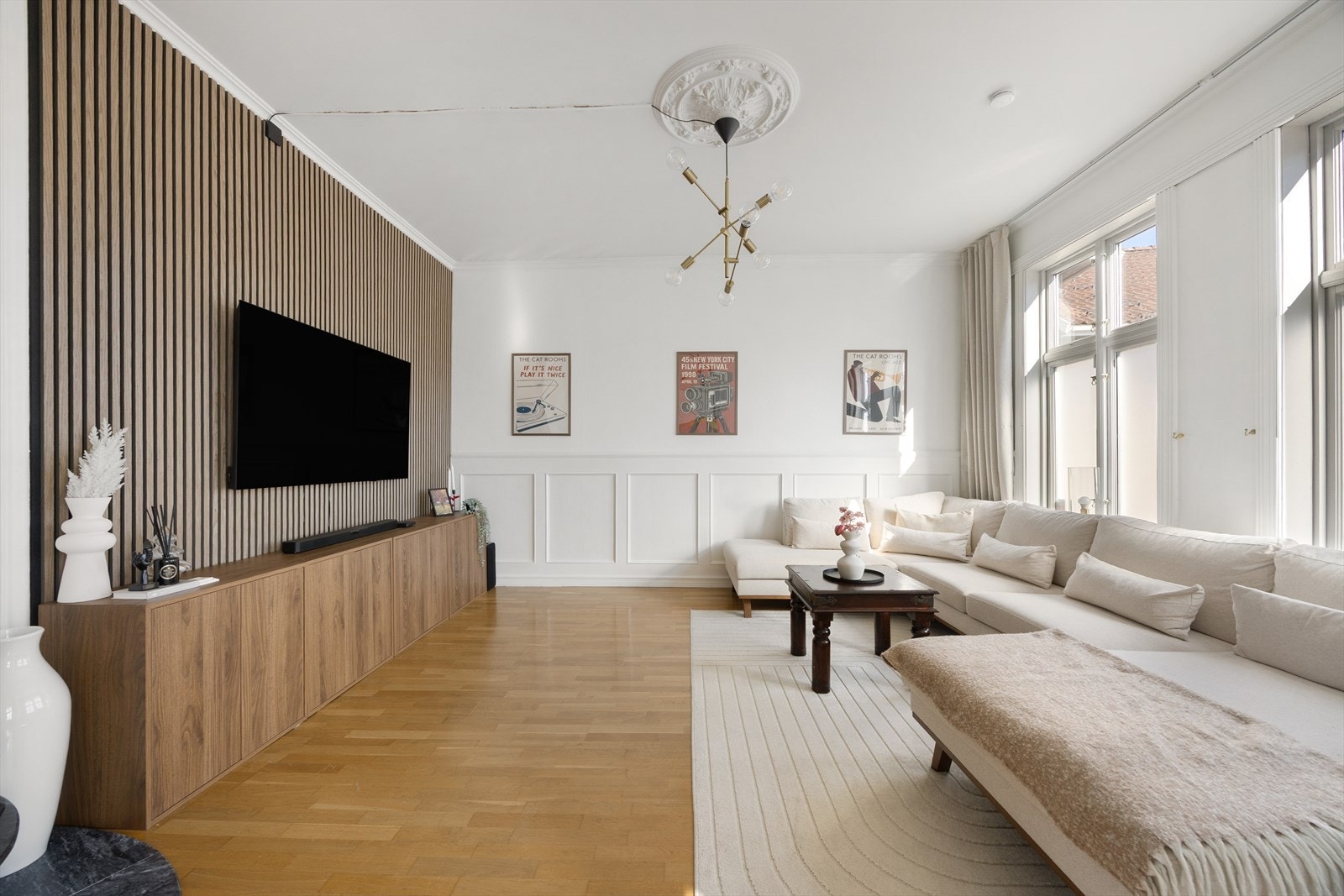 Denne stua har også en ny, flott spilevegg som tilfører både varme, dybde og kontrast. Galleribilde