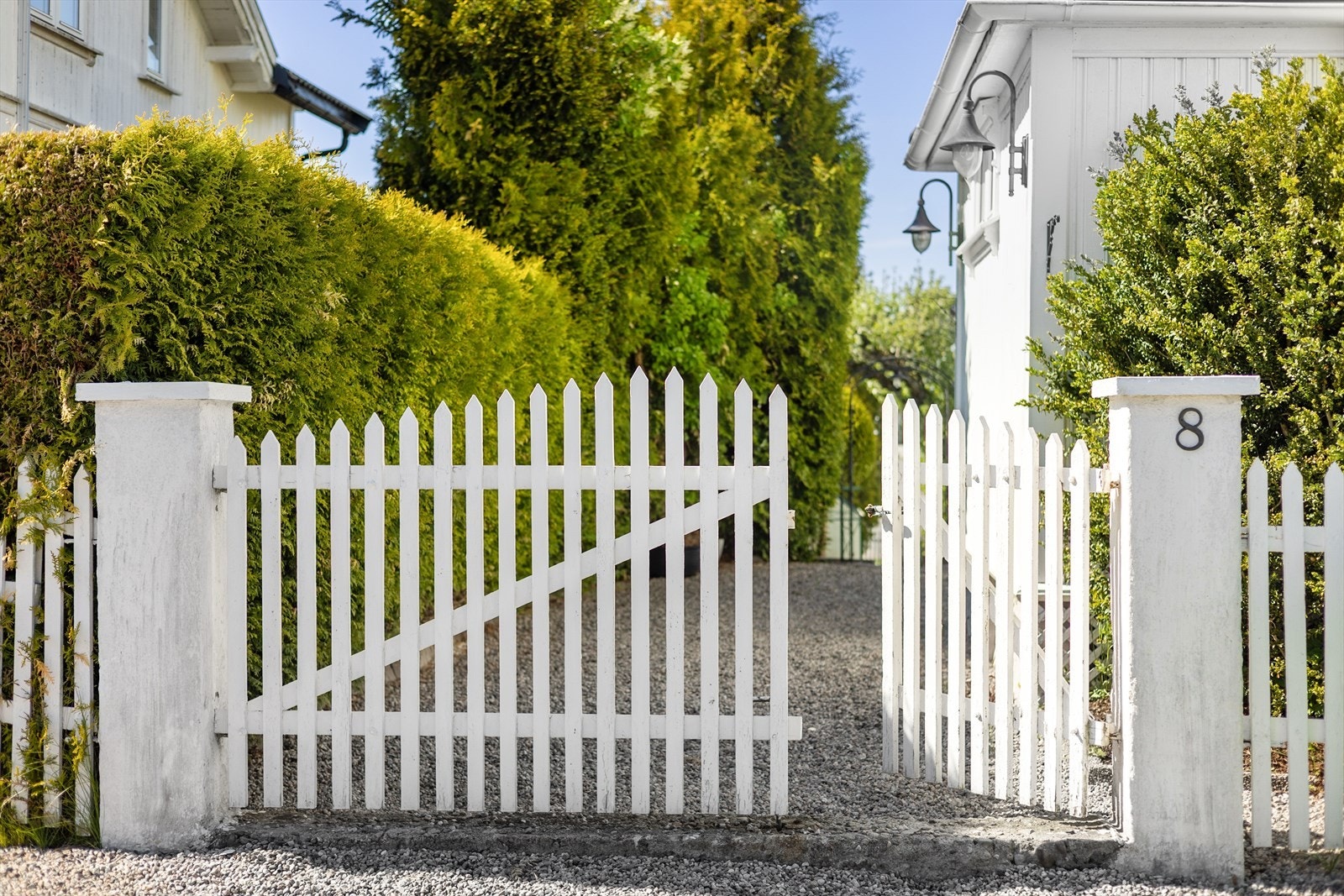 Eiendommen har to adkomster. Fra gårdsplassen er det port inn til et vakkert uteområde, pent opparbeidet med trær, busker, blomster, gressplen, steinlagte gangstier og diverse beplantning. Galleribilde