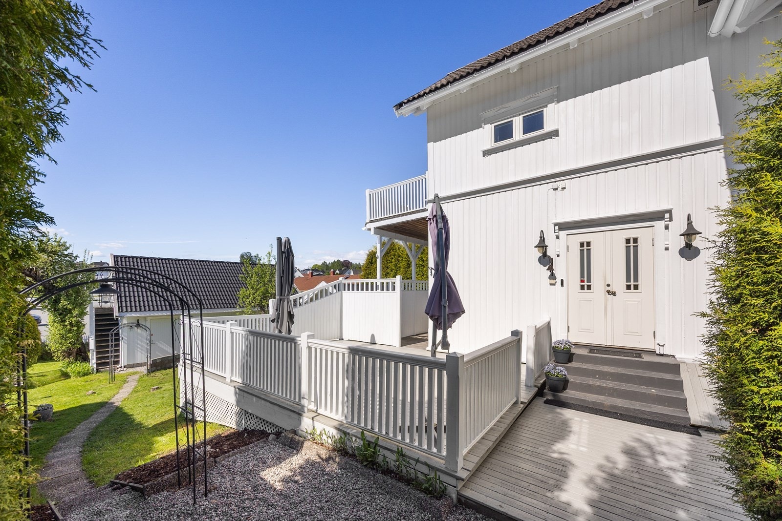 Her bor man i et etablert område, rett ved skole, barnehage og Bakkestranda. Galleribilde