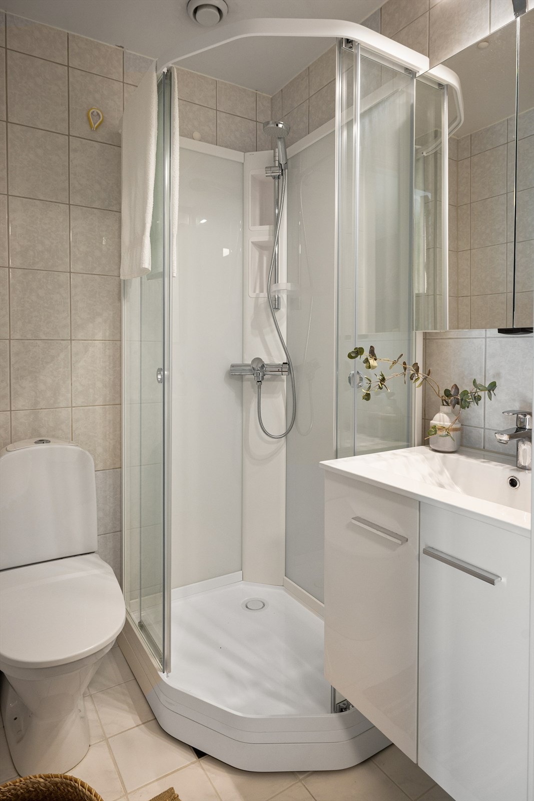 Badet er fra seksjoneringen i 1997, men det er i 2025 satt inn ny innredning og garnityr- noe som gir et betydelig oppgradert inntrykk. Galleribilde