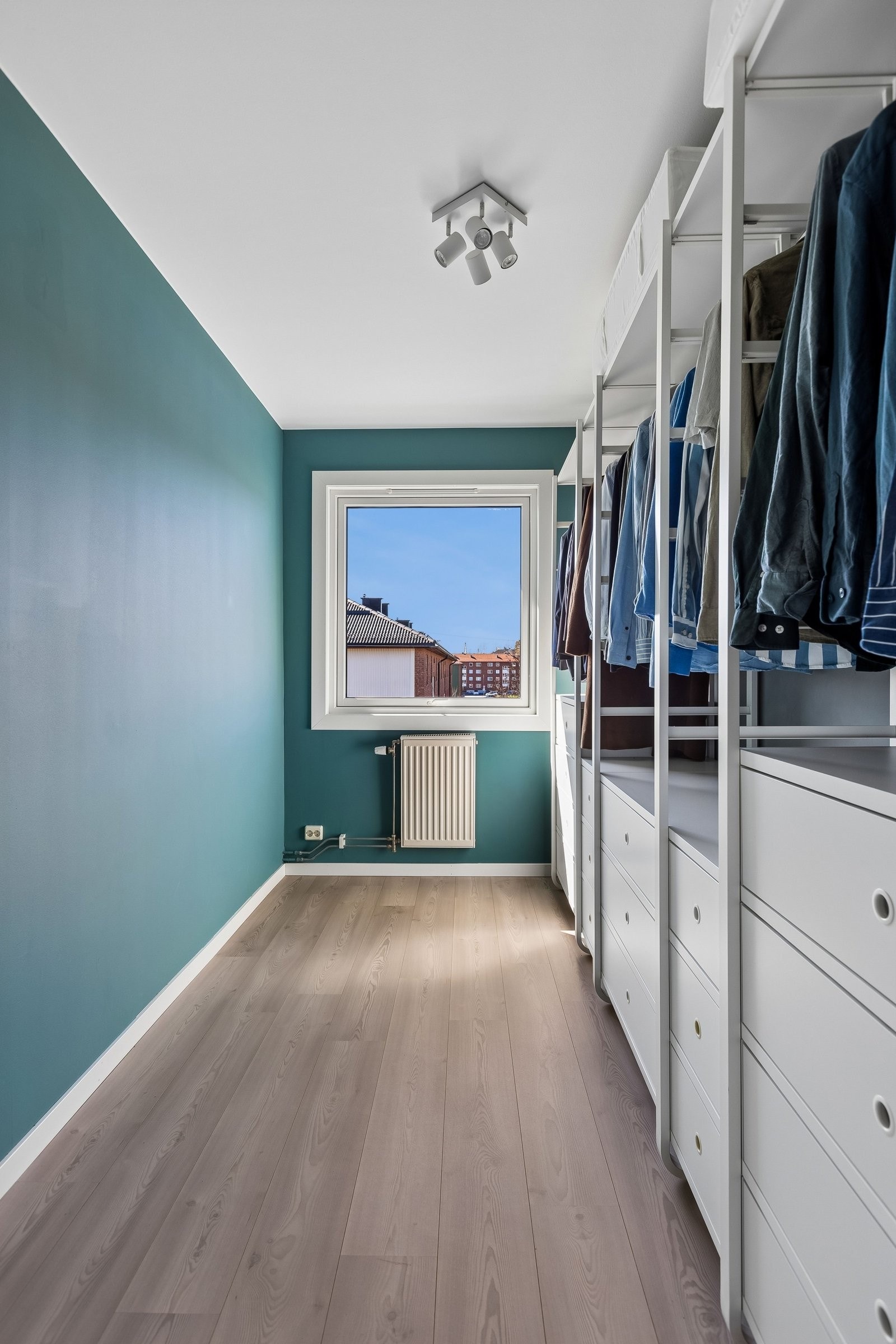 Romslig walk-in-closet. Her kan man også gjøre om plassen til et ekstra soverom. Galleribilde