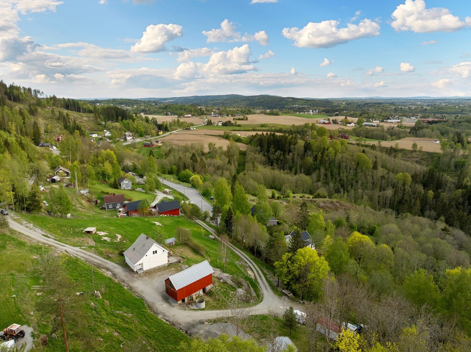 Eiendommen har en romslig tomt på 13 536,4 kvm. Boligen ser ut over idylisk natur og ligger rolig til. Galleribilde