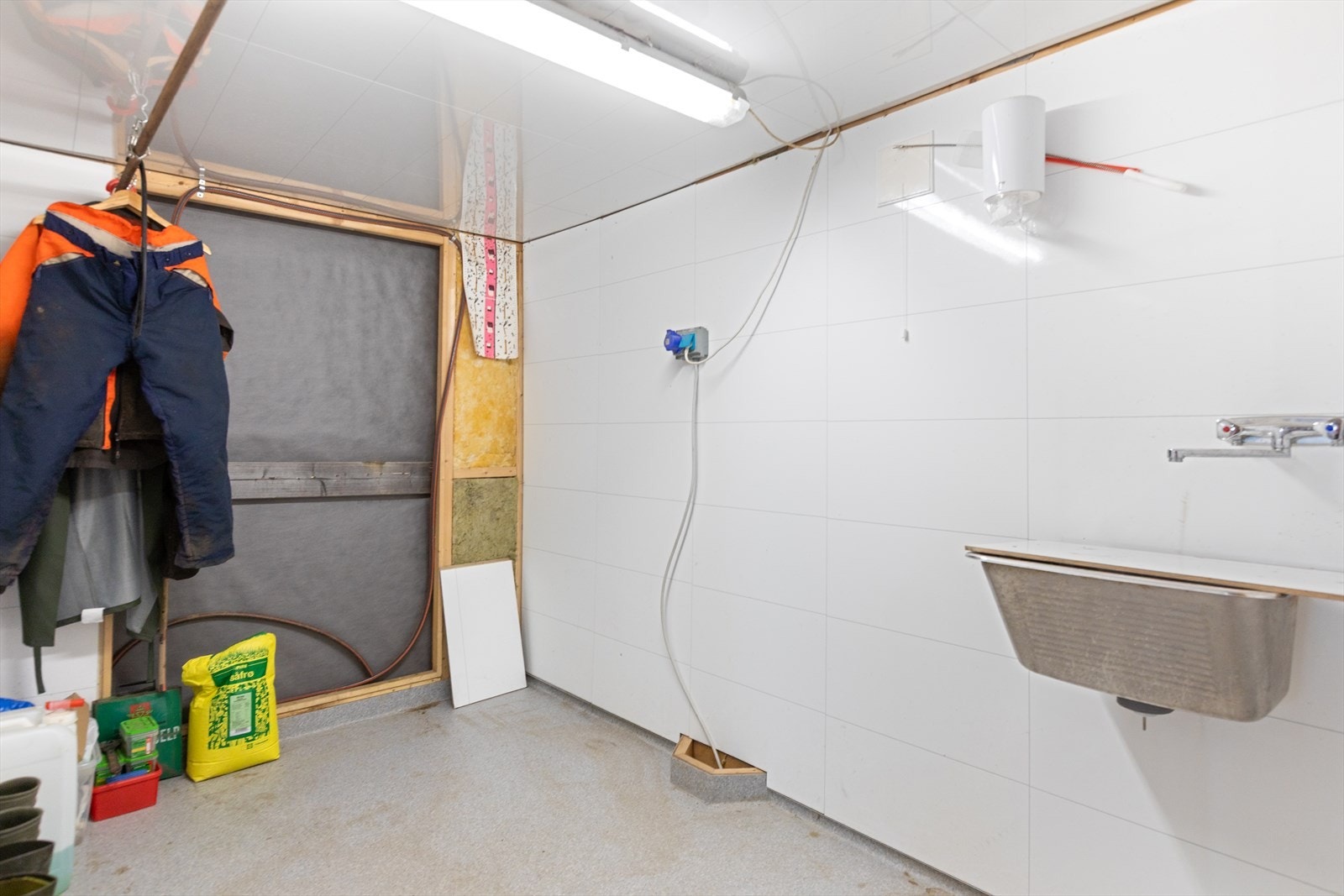 Inne på låven er det en praktisk løsning for både oppbevaring, skifting og rengjøring. Galleribilde