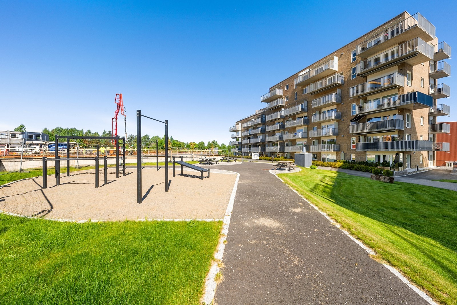 Sameiet har felles takterrasser, treningsrom og sykkelparkering tilgjengelig for beboerne. Galleribilde