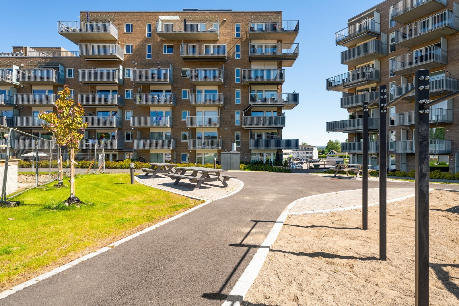 Leiligheten er en del av Perrongen Boligsameie som består av 40 boligseksjoner og 1 næringsseksjon. Galleribilde