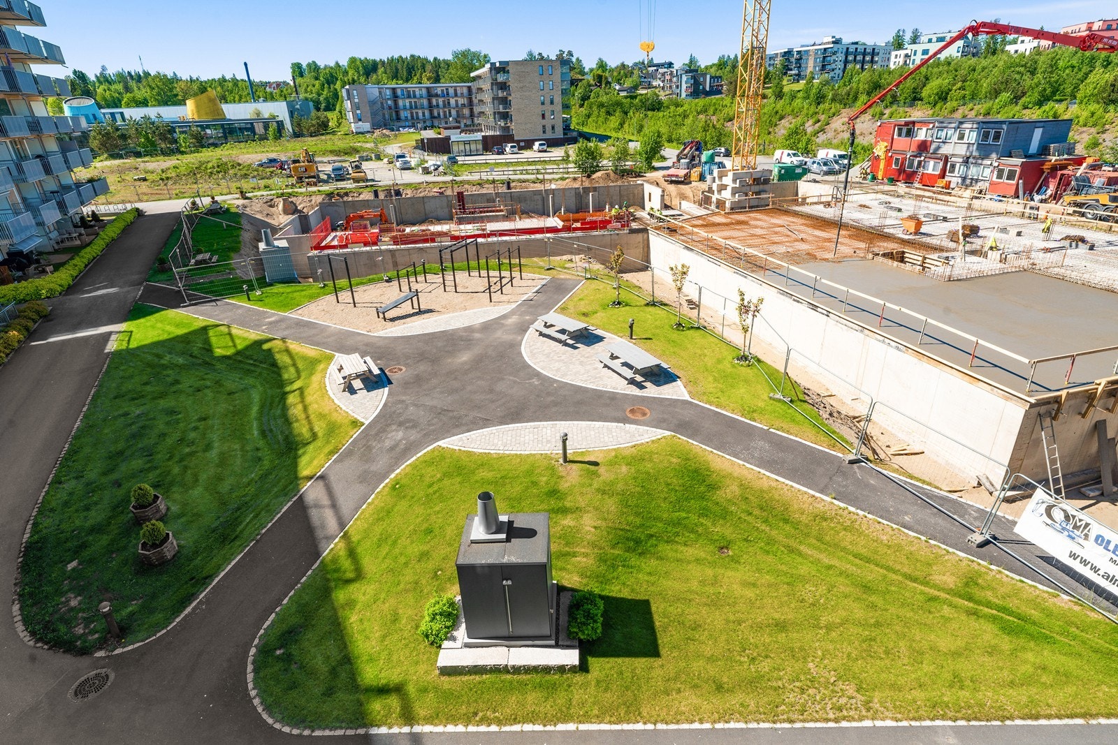Her ifra har man gåavstand til Råholt sentrum med kjøpesenter, dagligvarebutikker og spisesteder. Galleribilde