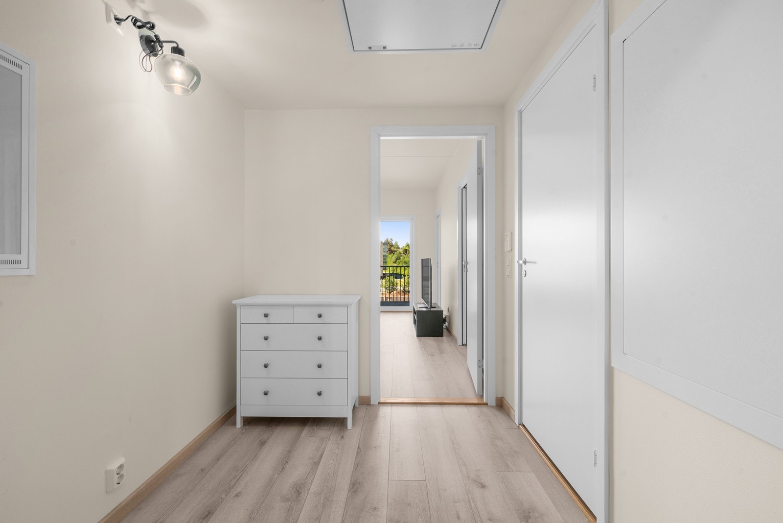 Entréen er romslig med plass til høyskap, hyller og knaggrekker for et ryddig uttrykk. Galleribilde