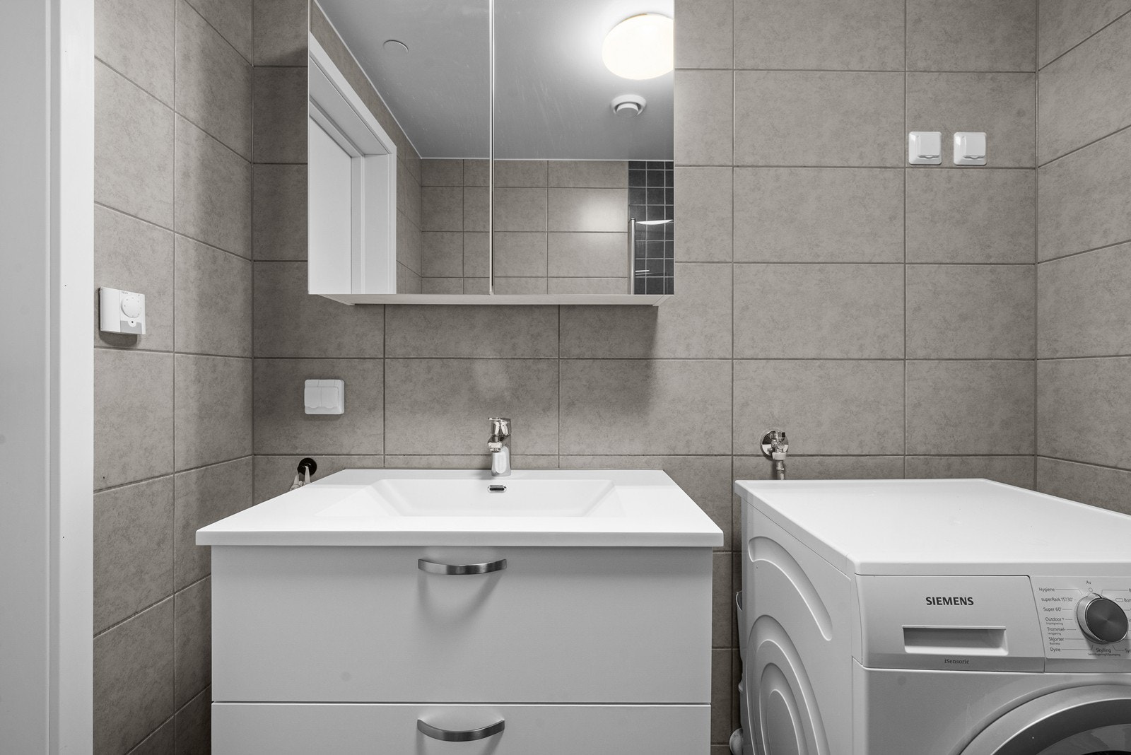 Badet holder samme standard som resten av boligen med gulvvarme og balansert ventilasjon. Galleribilde