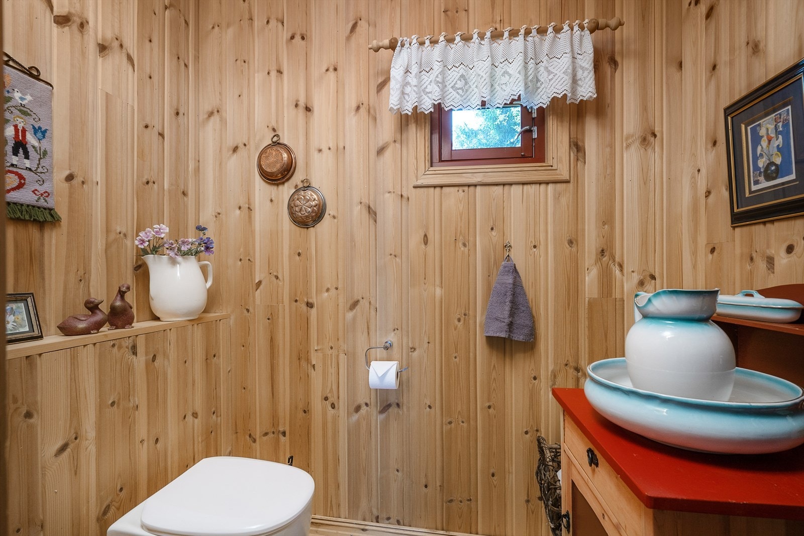 Praktisk toalettrom med snurredass. Galleribilde