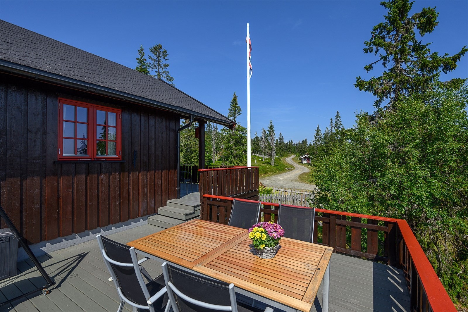 Flott veranda der en kan slappe av i fred og ro. Fine solforhold. Galleribilde