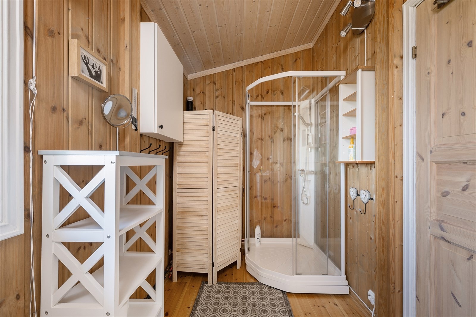 Badet er utstyrt med dusjkabinett, servant og toalett. Galleribilde
