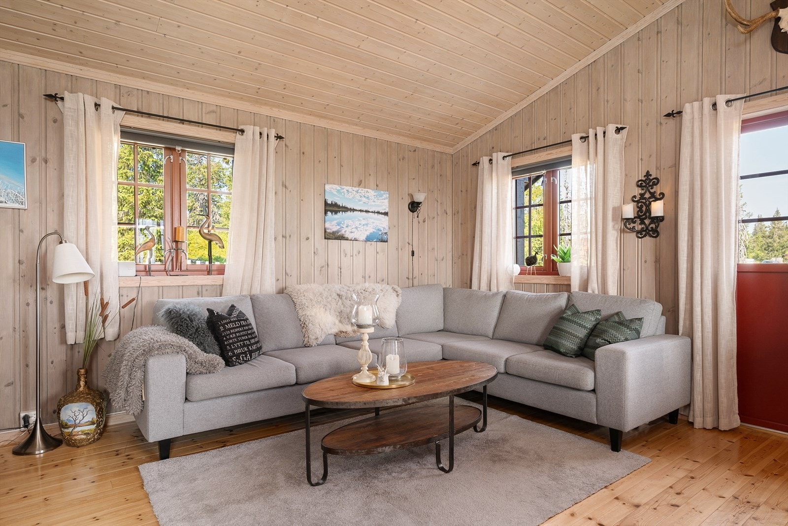 Vinduene med 2-lags glass slipper inn rikelig med lys i oppholdsrommet. Galleribilde