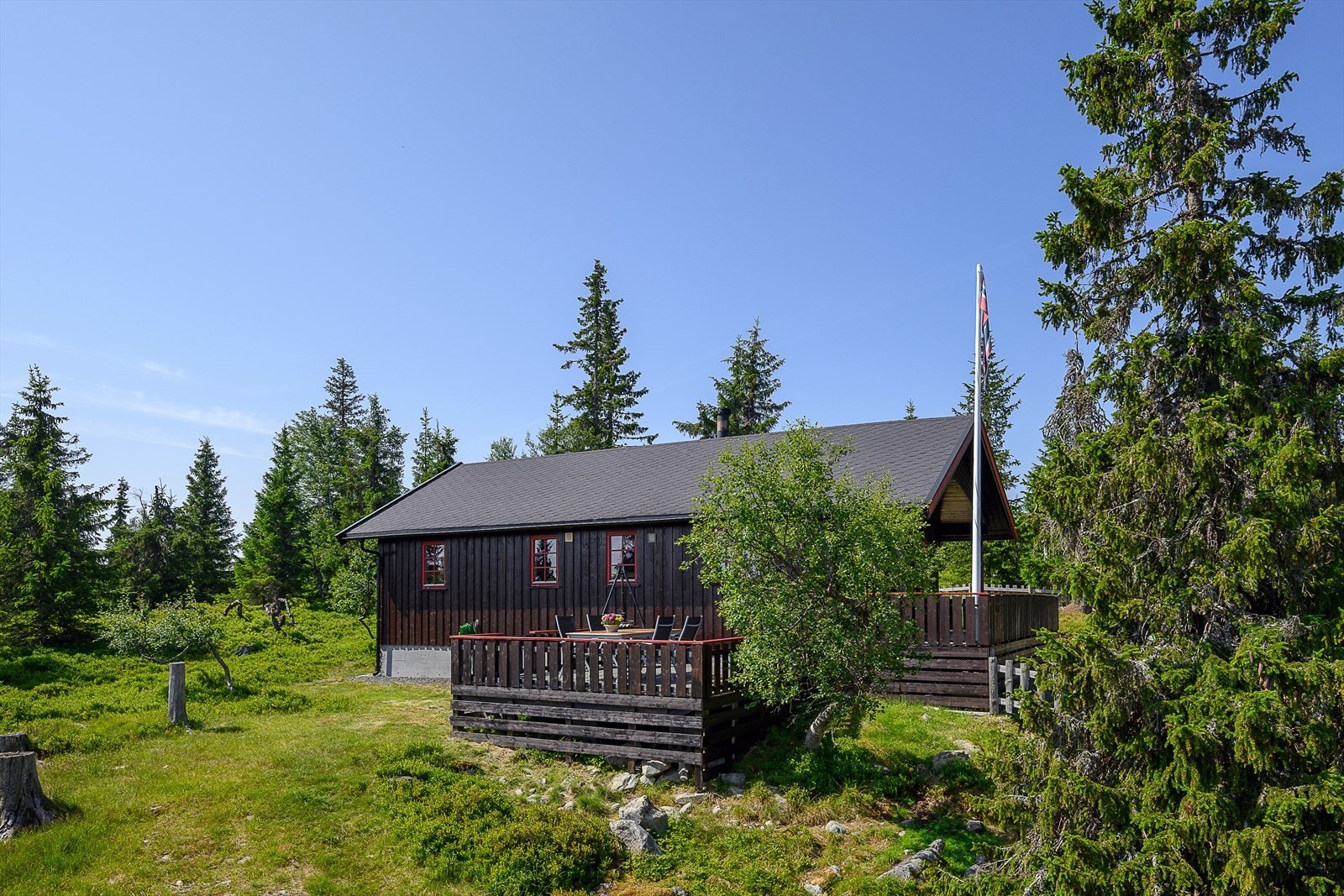 Verandaen er oppført i trekonstruksjoner og har trapp ned til en lavere del. Galleribilde