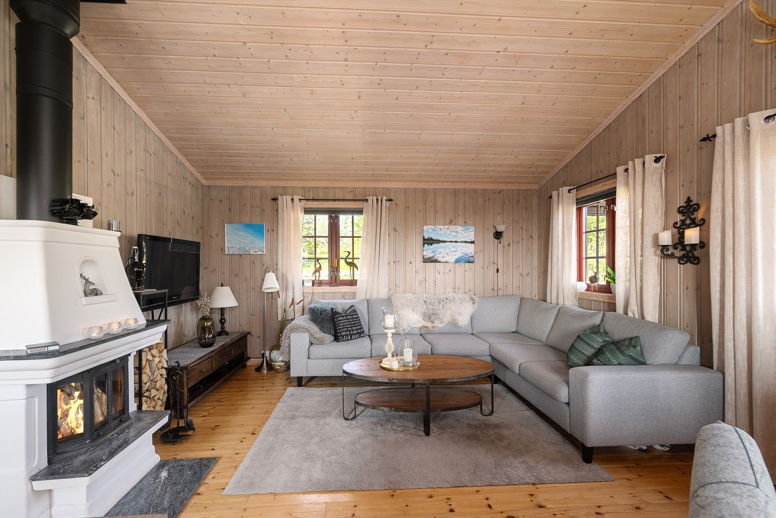 Den åpne løsningen gir en god romfølelse og sosial atmosfære. Gjennomført og helhetlig stil i hytta. Galleribilde