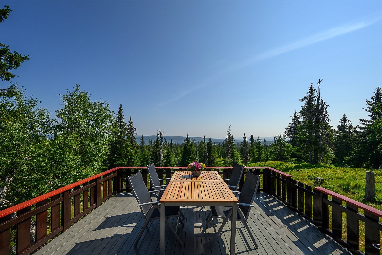 Den store verandaen er en fin plass å nyte utsikt over naturomgivelsene. Her sitter du forholdsvis skjermet og i fred og ro. Galleribilde