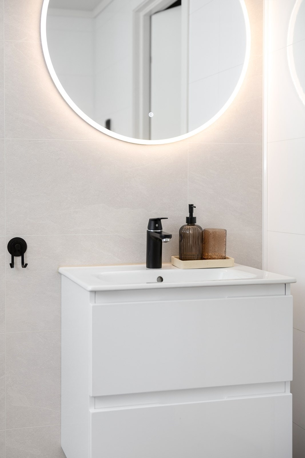 Moderne og stilrene detaljer på badet. Galleribilde