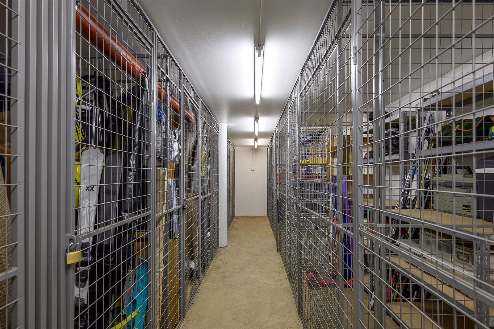 Leiligheten disponerer en praktisk bod i fellesanlegg. Galleribilde