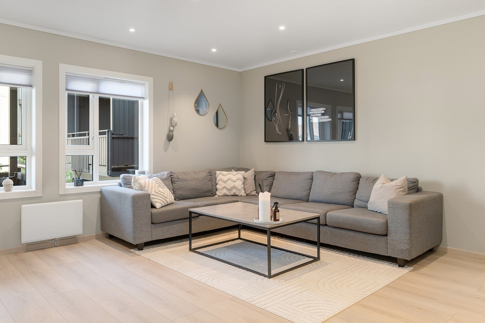 Stuen har god plass til en romslig sofagruppe. Galleribilde