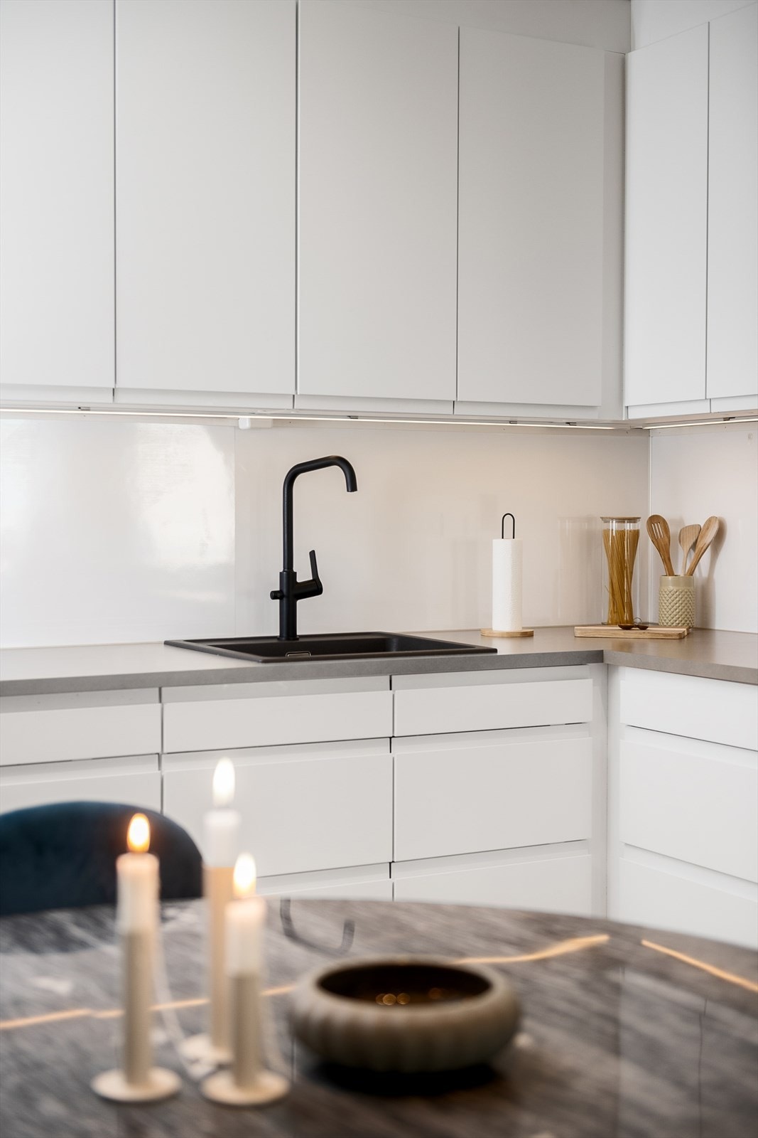 Innredningen har laminert benkeplate og slette, moderne fronter. Galleribilde