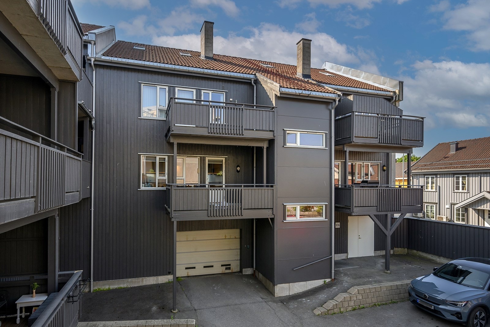 Sameiets fasade ble malt i 2023, og bygget har en stående utvendig trekledning. Galleribilde