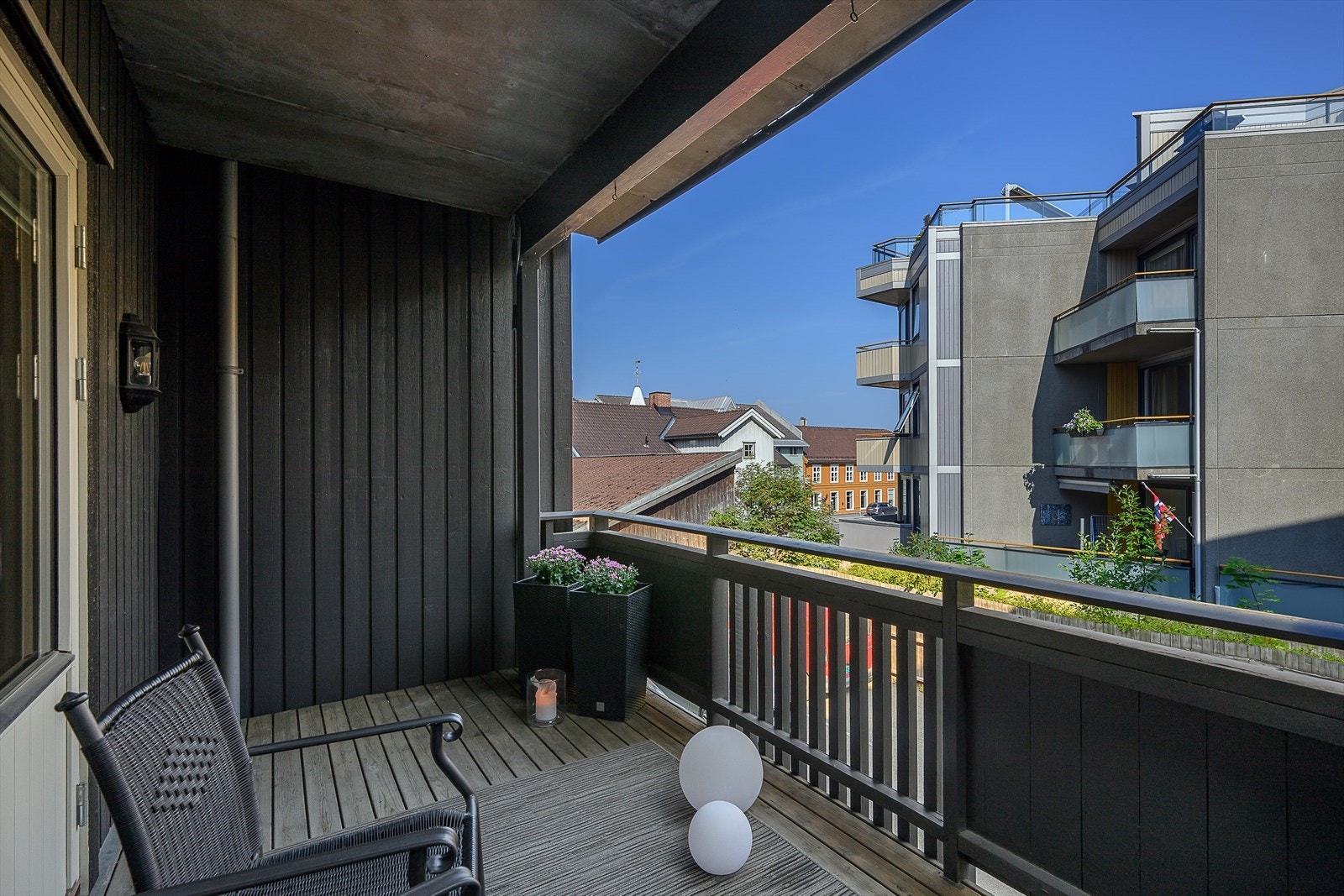 Balkongen er overbygd og har tredekke. Galleribilde