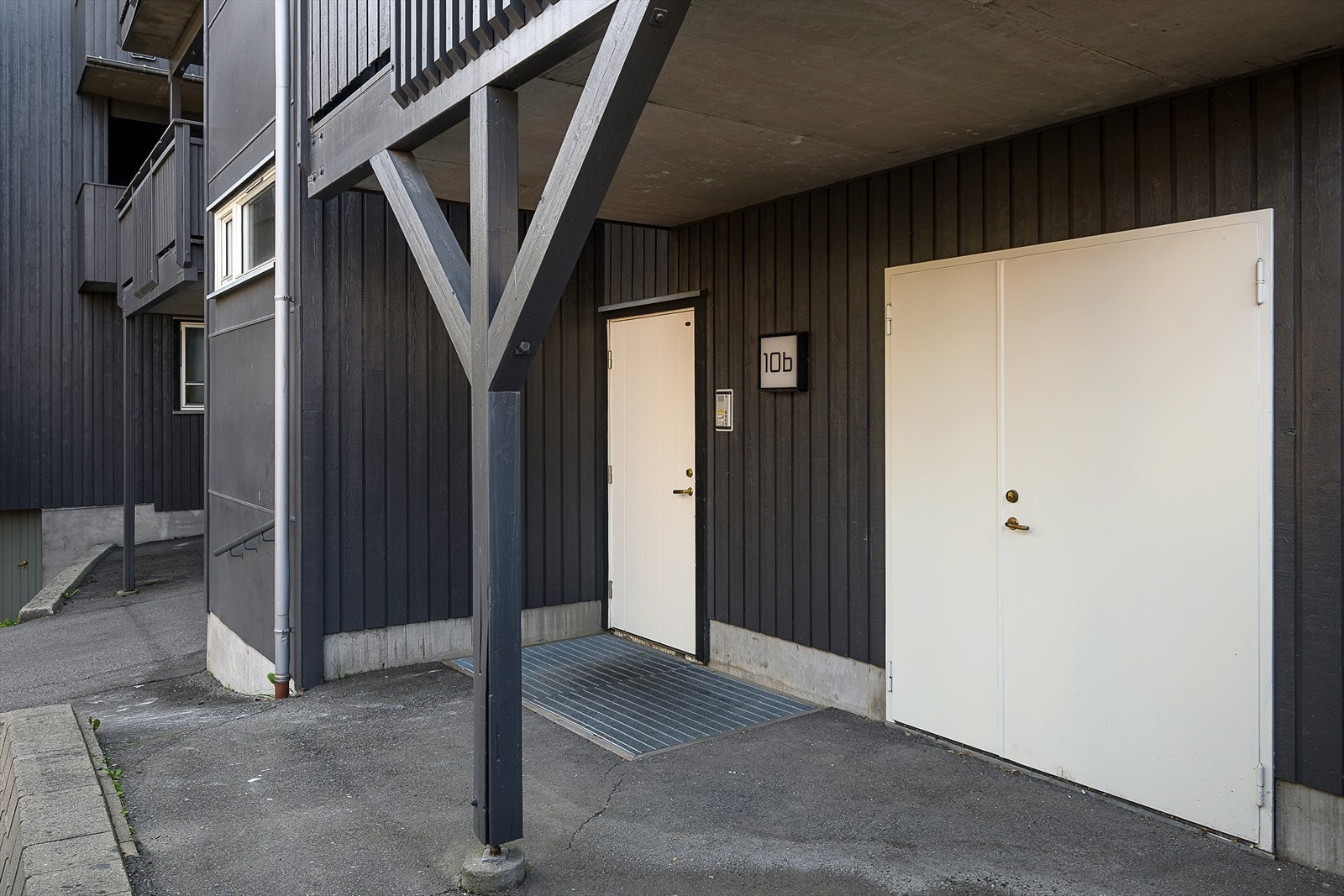 Til leiligheten er det felles inngangsparti til trapperom med porttelefon Galleribilde